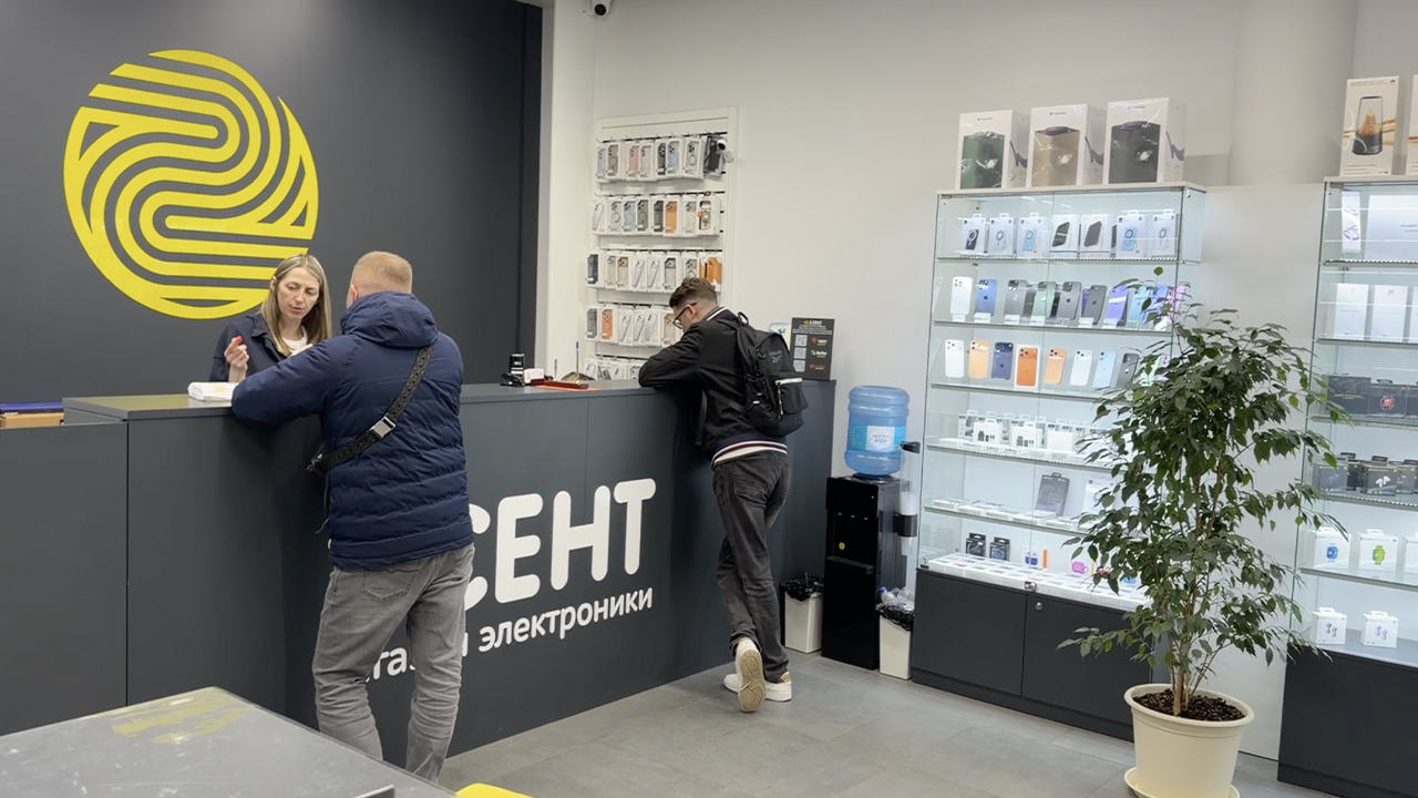 Витрина магазина с моделями смартфонов для программы обмена устройств